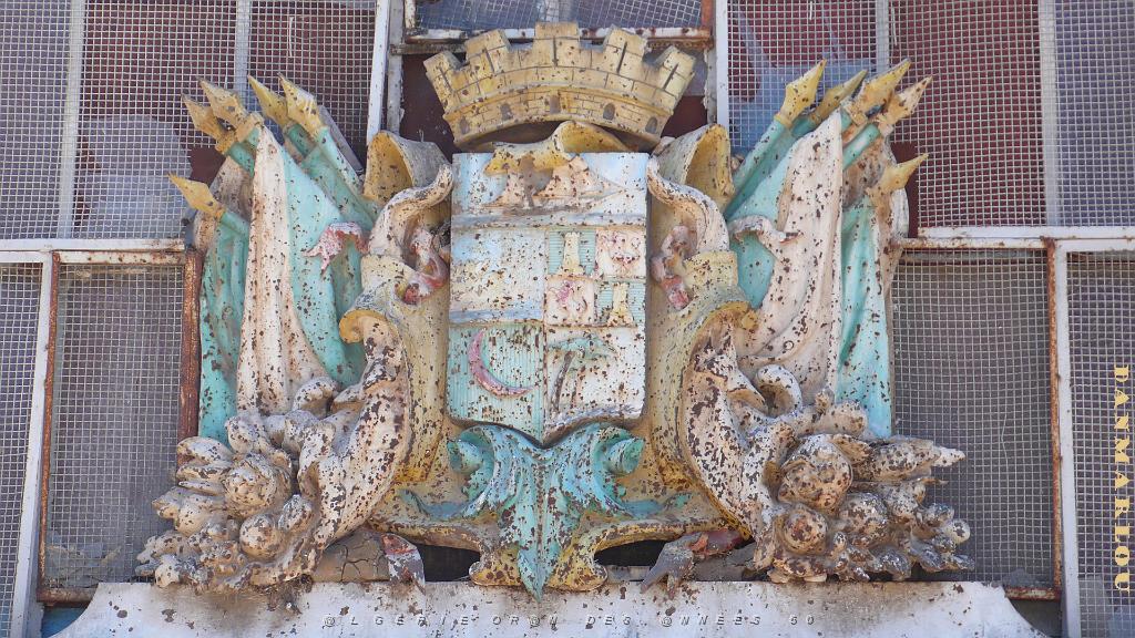 ORAN MARS 2012 88 Blason sur fronton , salle de sport Marcel Cerdan.JPG